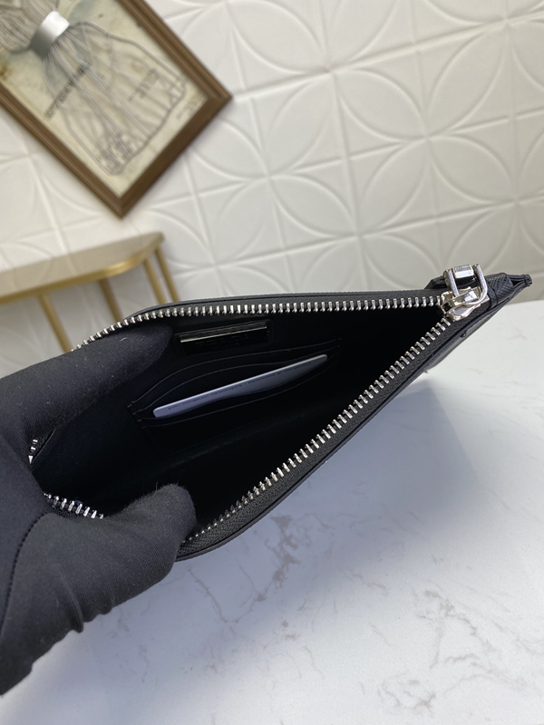 プラダ財布コピー着用イメージ